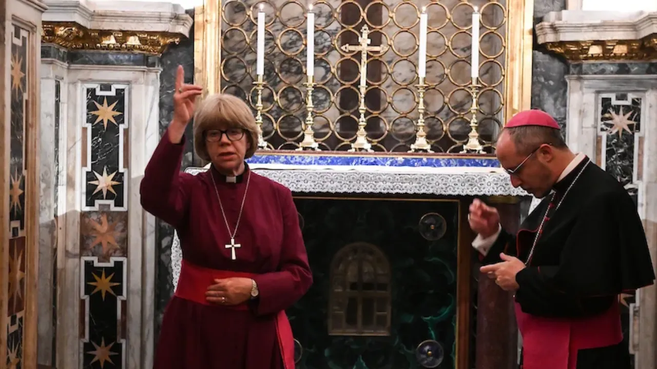 "Bispa" anglicana da Cantuária "abençoa" bispos católicos na Capela Clementina