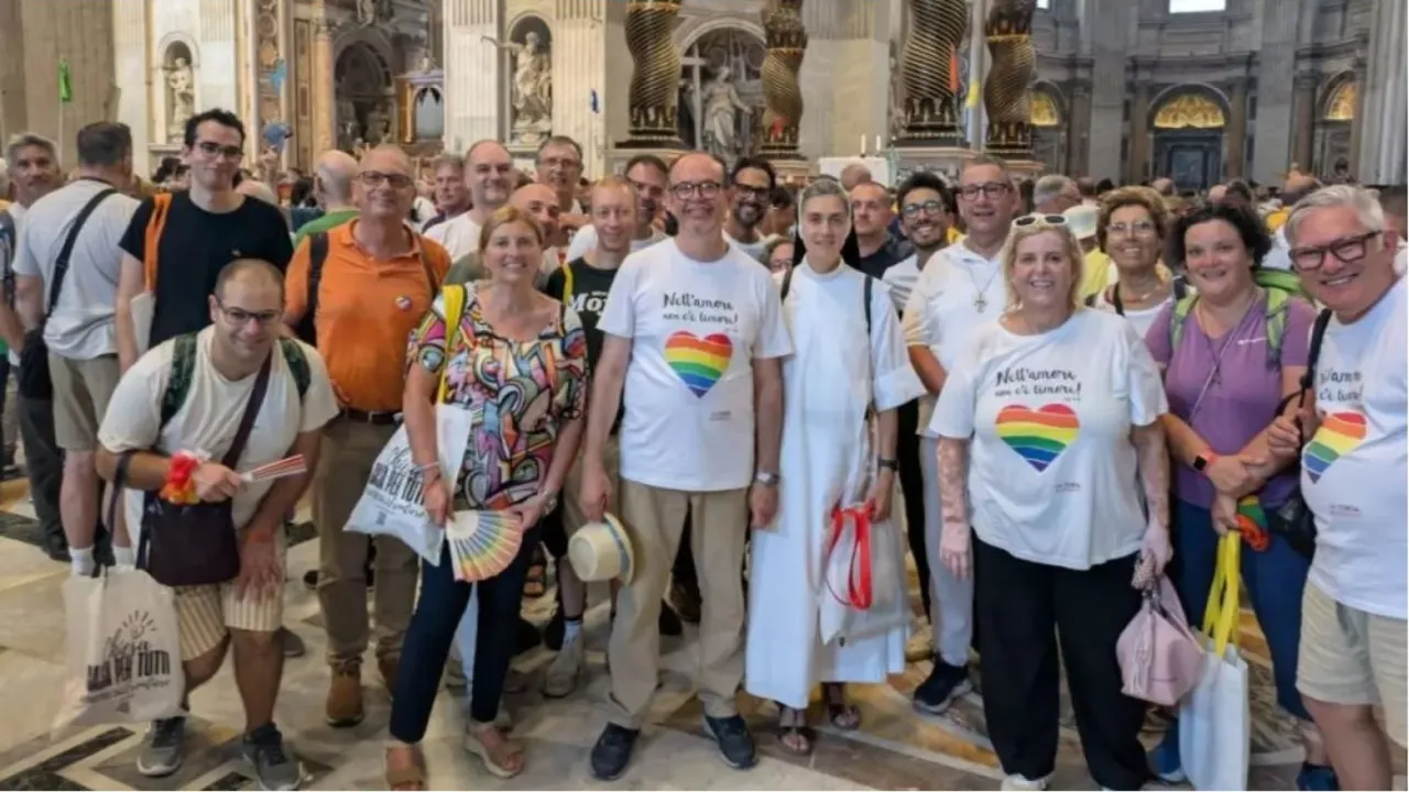 Grupo LGBT acompanhado por freira posa para foto na Basílica de São Pedro