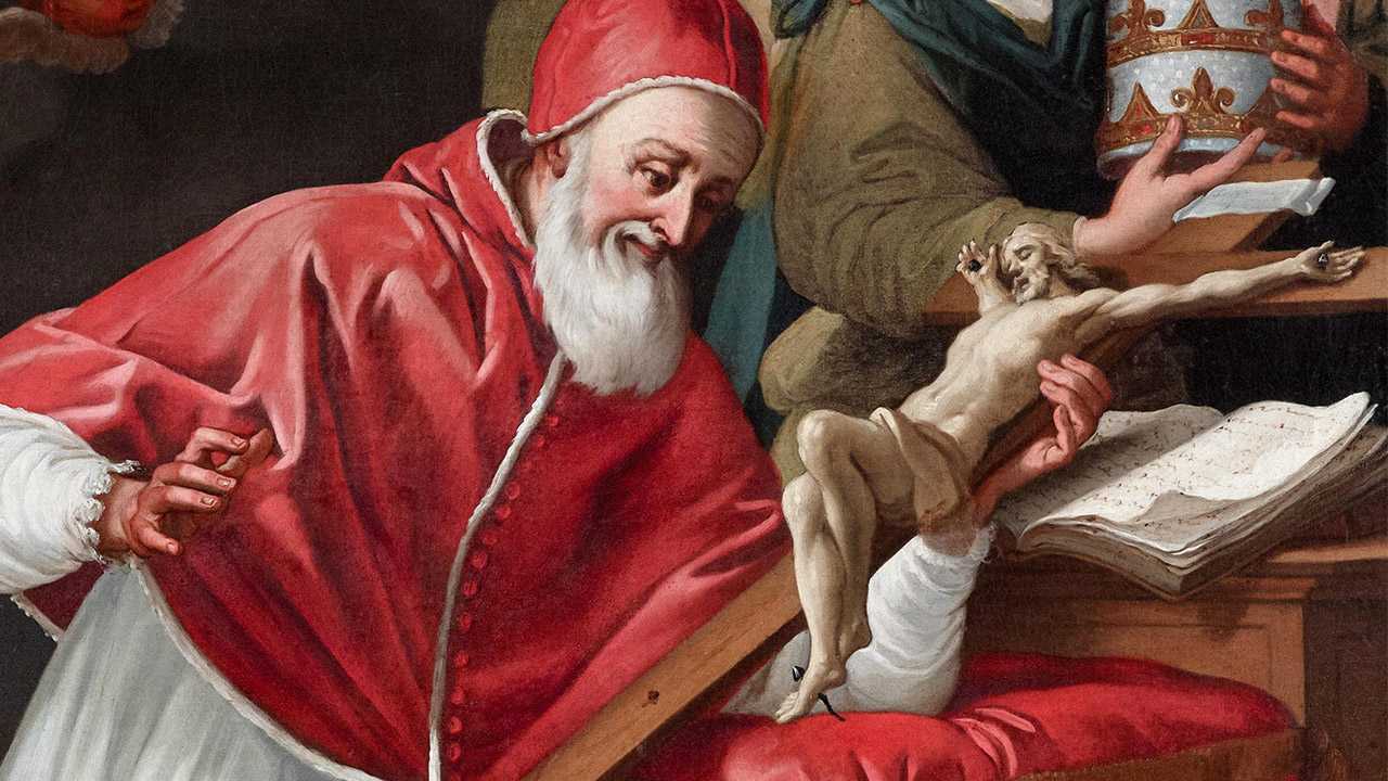 Detalhe de uma pintura histórica mostrando o Papa São Pio V (Antonio Ghislieri), com longa barba branca e vestes papais vermelhas (mozeta e camauro), em oração. Ele está olhando para baixo e segurando um pequeno crucifixo, que repousa sobre um livro de canto ou missal aberto, destacando sua devoção.