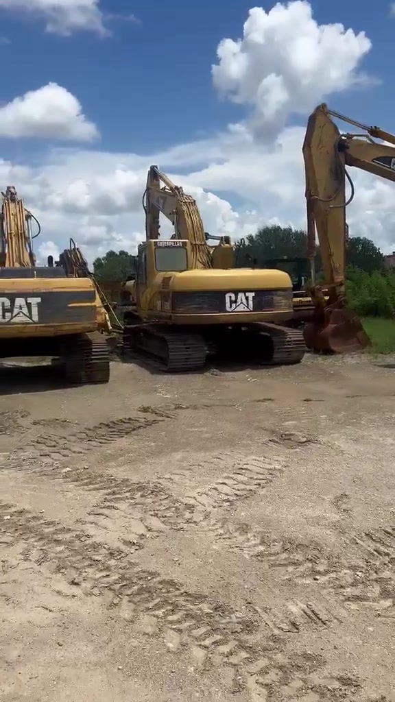 2004 CAT 320CL Excavator 1