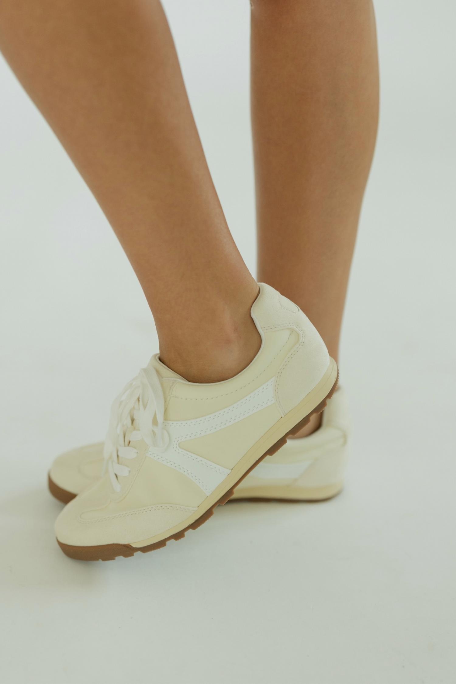 Matisse Women's Scottie Low-Top Sneaker Butter