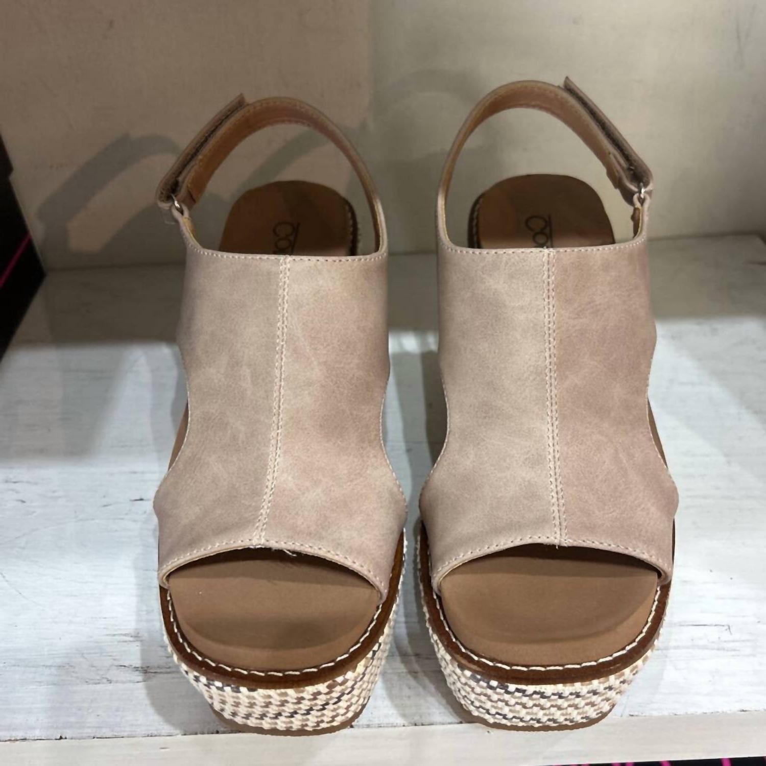 Corkys Footwear Women's Freddie Wedge Sandals Camel - Imagen 4 de 9