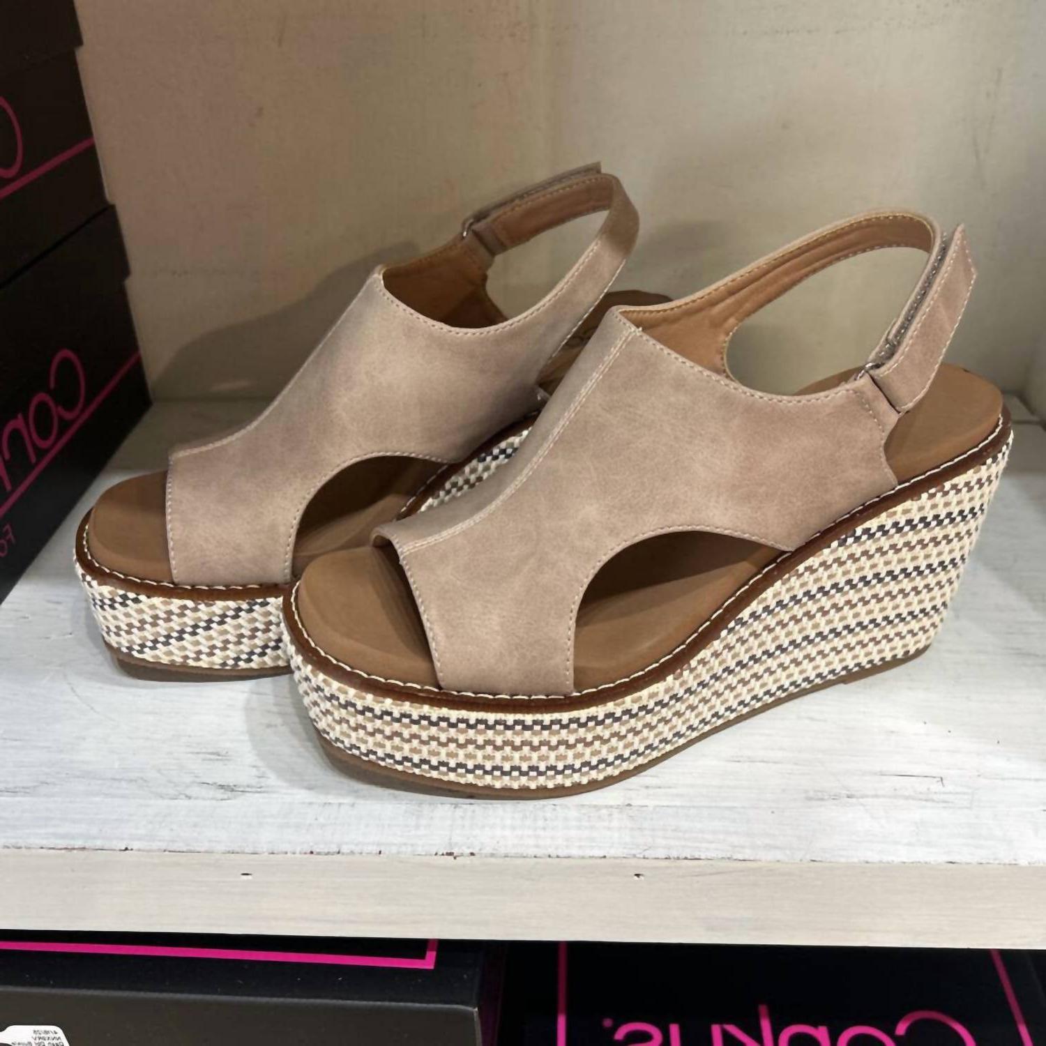 Corkys Footwear Women's Freddie Wedge Sandals Camel - Imagen 3 de 9