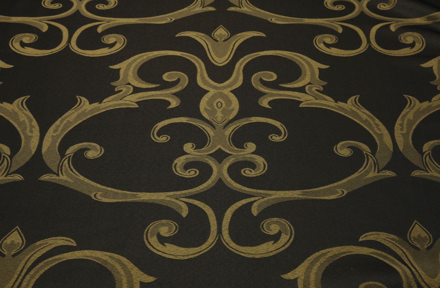 Black Gold Chopin 132″ Round