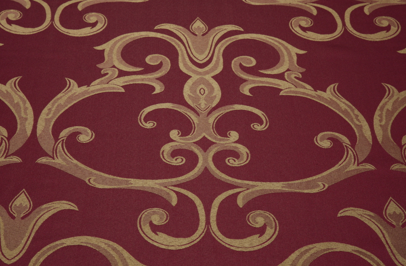 Burgundy Gold Chopin 120″ Round