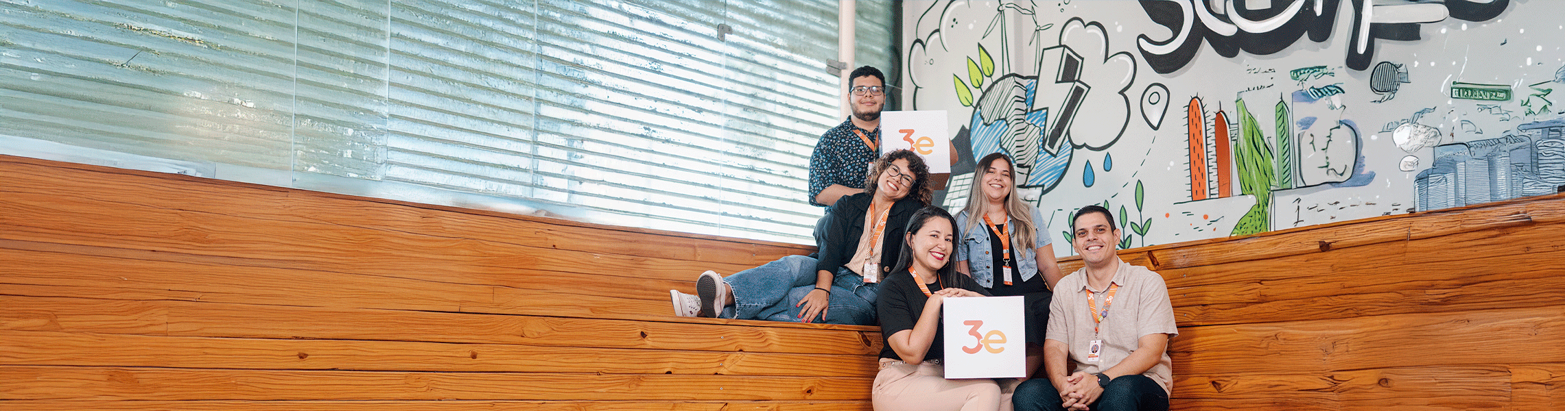 Time 3e - cinco colaboradores na área comum 3e com a marca