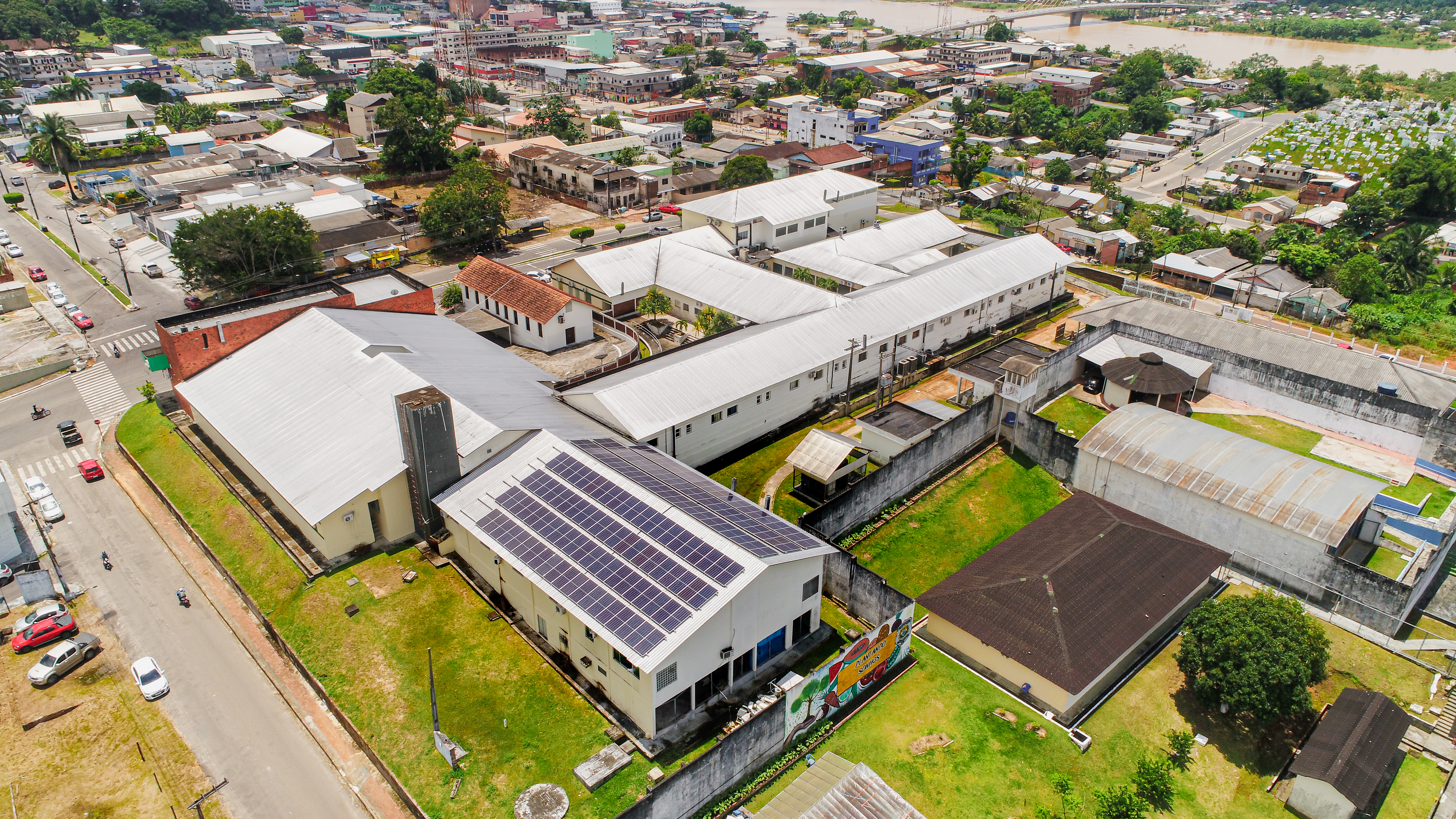 Vista aérea de painéis solares instalados em um telhado.