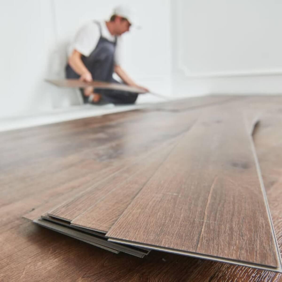 Vinílico Colado vs Clicado: quais as vantagens e diferenças entre os dois?