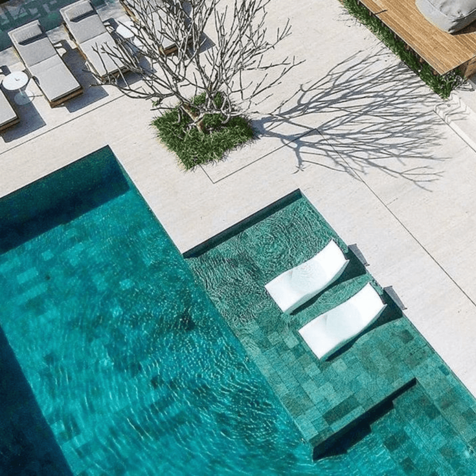 Porcelanato e pastilhas: Qual é o ideal para sua Piscina