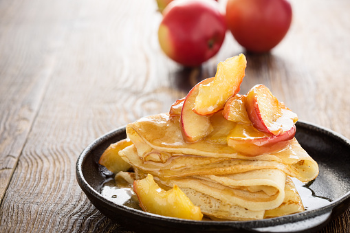 Crepe com Maçã Caramelizada