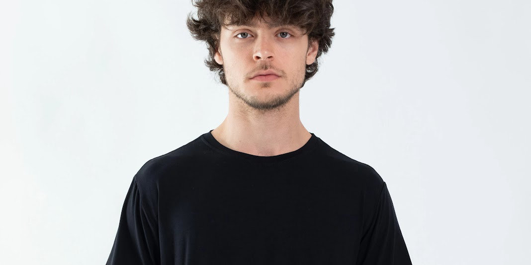 Descubra a versatilidade das camisetas básicas para uso diário