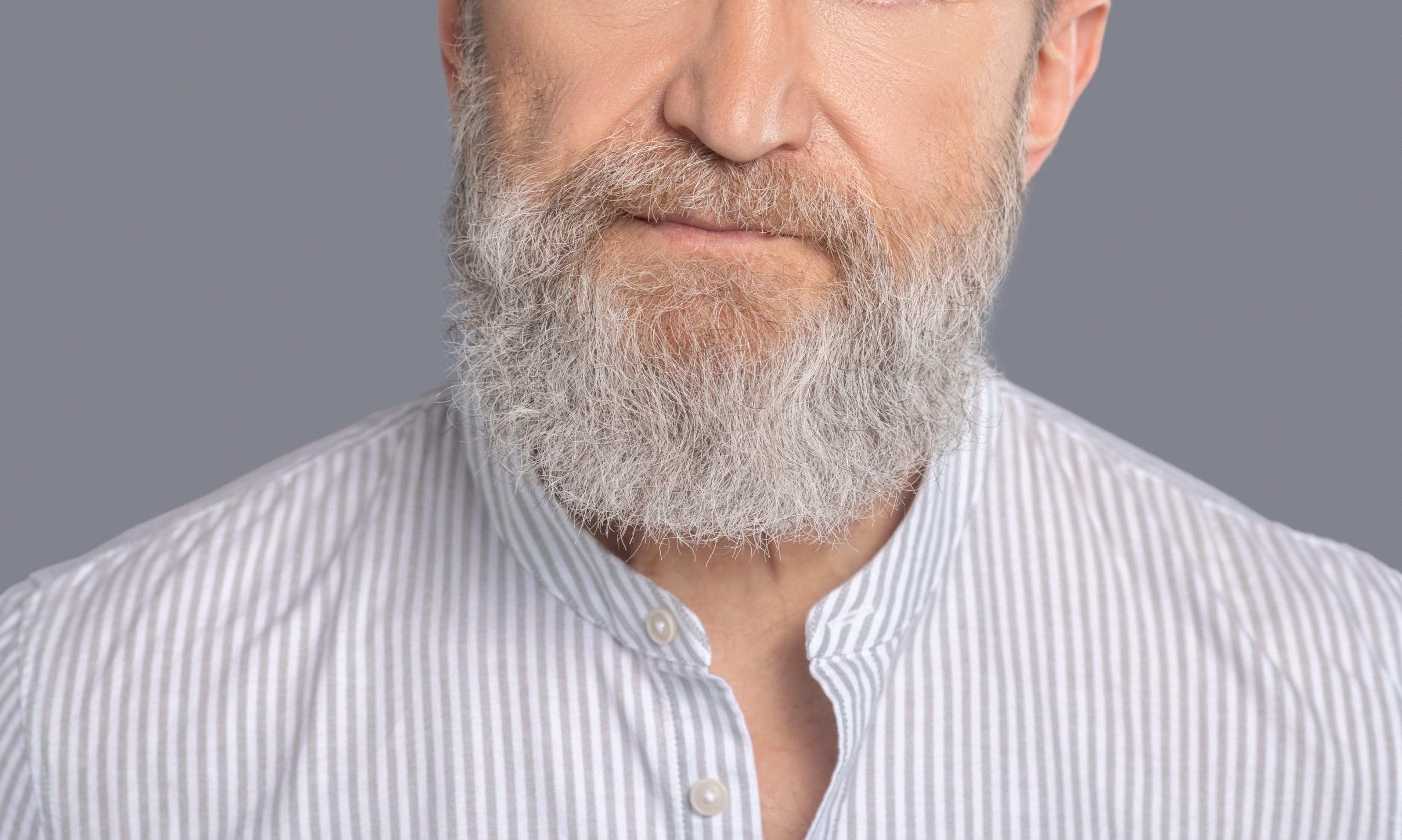 Rotina de cuidados essenciais com a barba grisalha