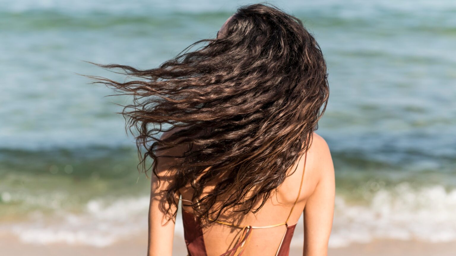 Saiba como recuperar o cabelo dos danos de sol, mar e piscina