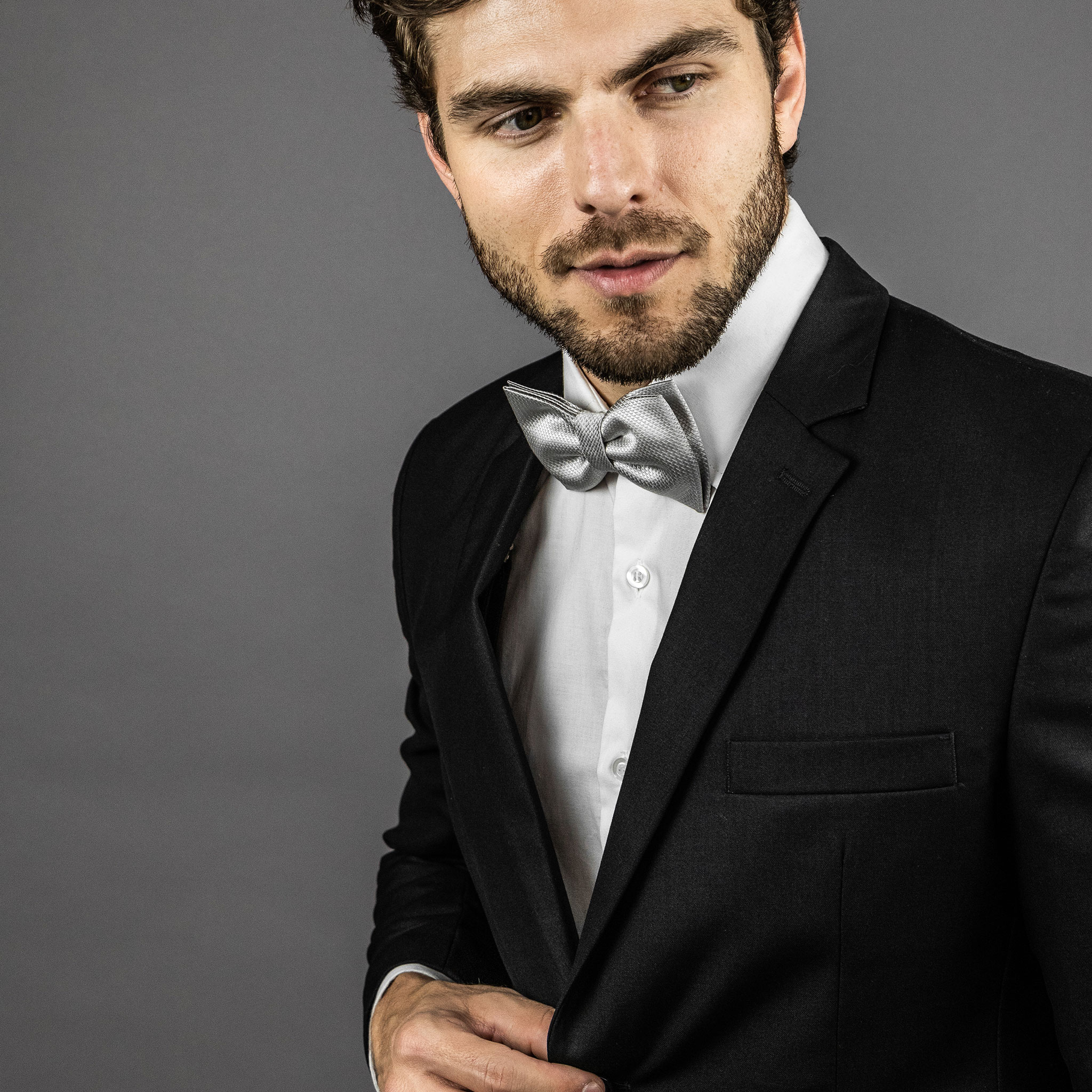 terno grafite com gravata prata