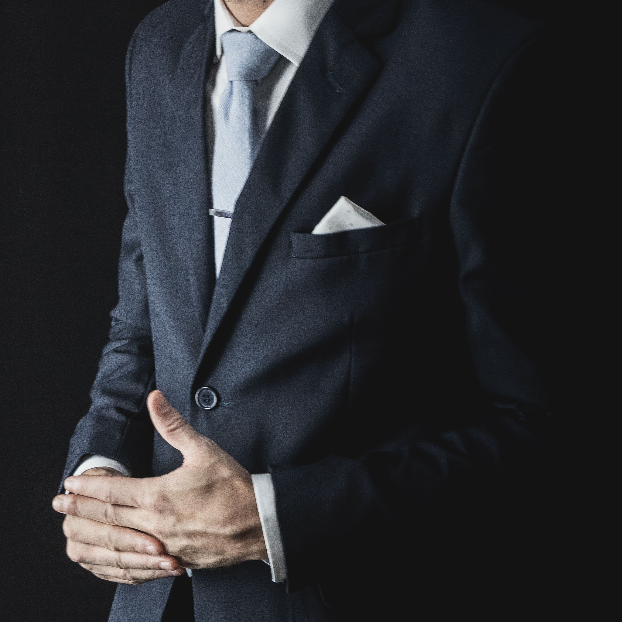 terno preto com gravata azul claro