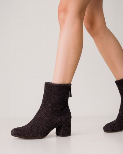 Foto do post Looks com bota feminina de couro: como usar com elegância e estilo