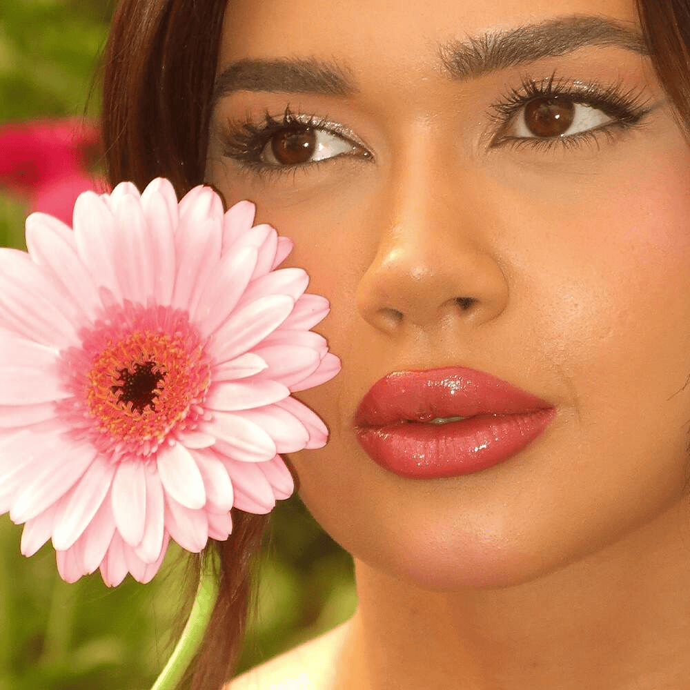 Imagem do post Gloss labial x batom matte: por que o brilho voltou a dominar a maquiagem