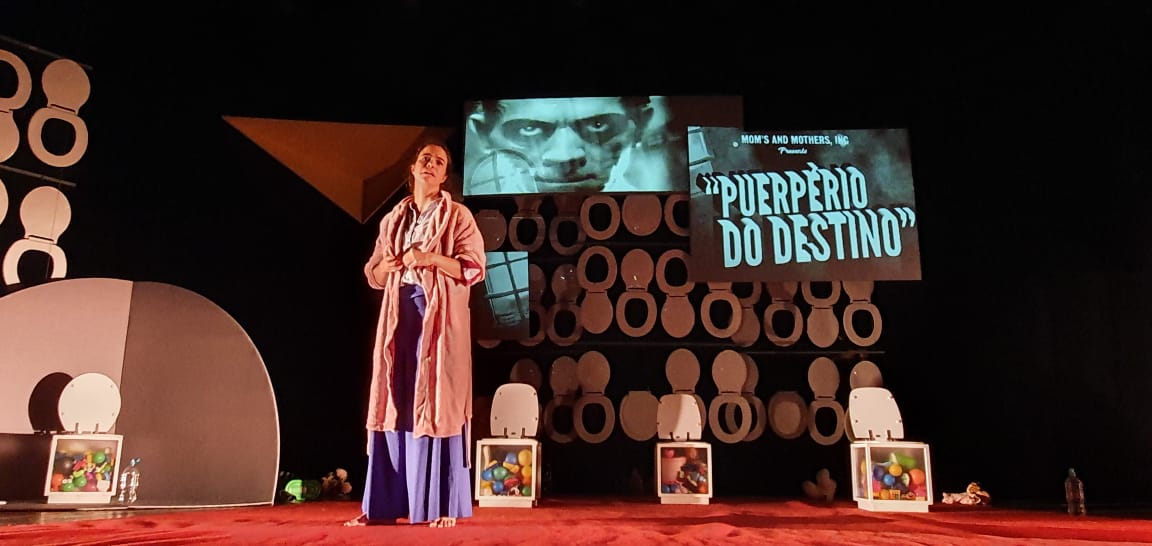 Mãe Fora da Caixa apresenta humor sobre dilemas da maternidade em Curitiba