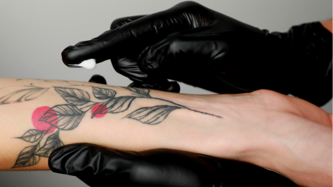 Foto do post Cosméticos para Tatuagem: Um Mercado Promissor Para Distribuidores de Cosméticos