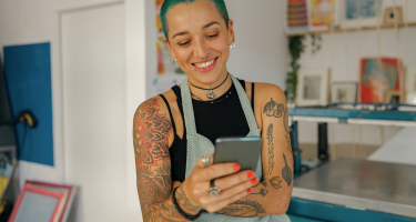 Foto do post TRANSFORME LIKE EM LUCRO: 5 DICAS DE MARKETING DIGITAL PARA FAZER SEU ESTÚDIO BOMBAR