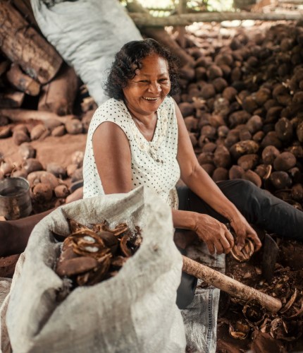 Quebradeira de coco de babaçu (foto tirada na Expedição Territórios YVY)