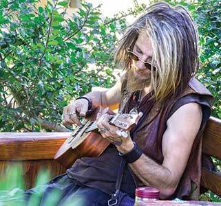 Today, a “hippie” going about aimlessly with a guitar in his hand is regarded as a model of a “free” man.