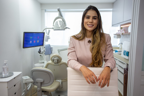 Dra. Ana Carolina Paschoalino, Dentista