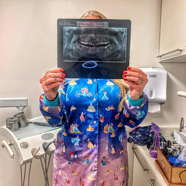 Dra. Juliana Perrone, Dentista