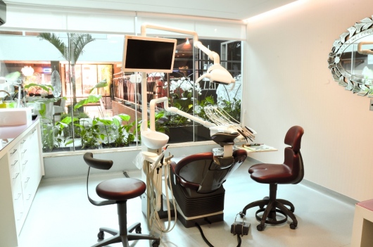 Dr. Charles Alencar, Dentista