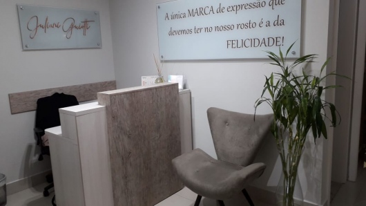 Dra. Juliane Guiotti Galvão, Dentista