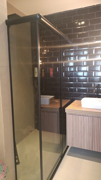 Foto 3 Álgebra Vidros | Vidraçaria Reunidas - Box - Janelas - Portas - Espelhos - Fechamento de Varandas