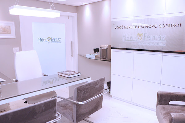 Foto 1 Flávio Ferraz - Clínica Odontológica em Curitiba | Dentista Curitiba Especializado em Odontologia Estética