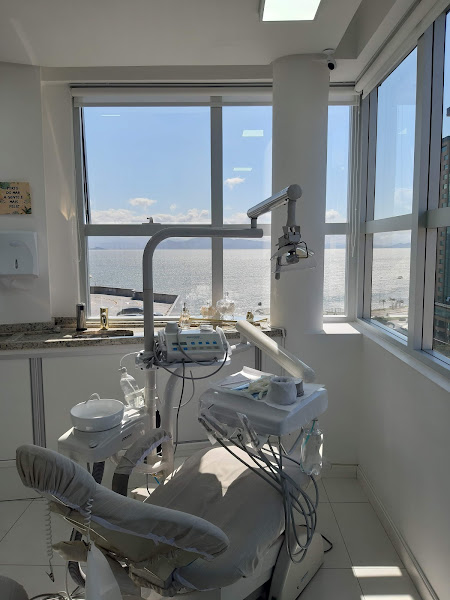 Clínica Dra Saskia dentista - Facetas e lentes , alinhadores invisíveis : sousmile e invisalign.