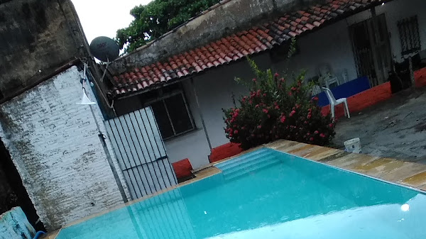 club do juca e espaço com piscina