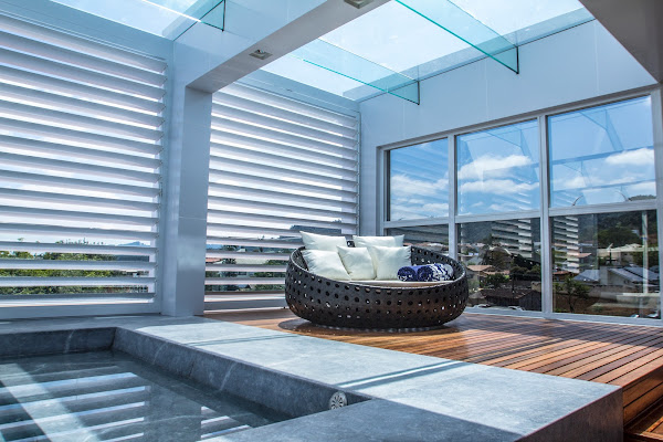 Casa com Vidro - Esquadrias de PVC, Alumínio, Glazing.