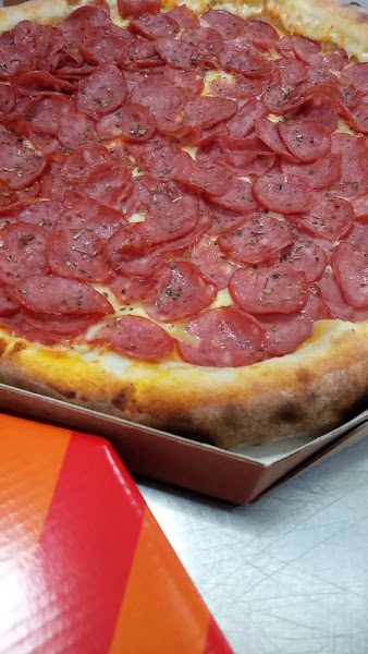 Foto 1 Rapidità Pizzaria - Unidade Água Verde. Forno a lenha, massa artesanal, recheada, entrega com rapidez,.