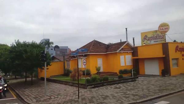 Foto 1 Rapidità Pizzaria - Unidade Alto da XV. Forno a lenha, massa artesanal, recheada, entrega com rapidez.