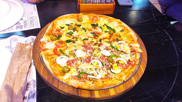 Foto 1 Pizza com a Mão