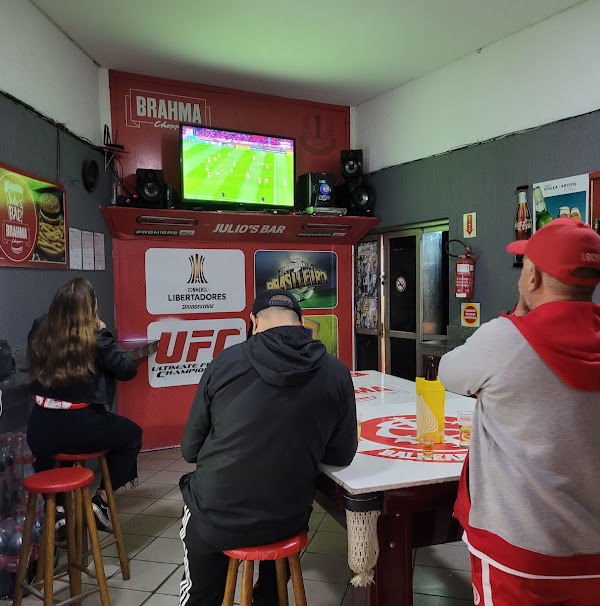 Foto 1 Julio''s Bar