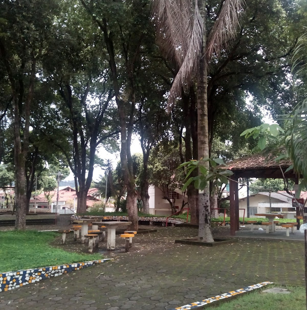 Foto 1 Praça Central do Imbaúbas