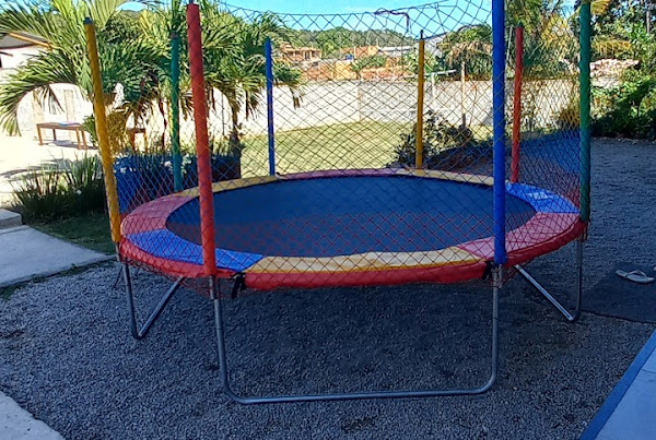 Zuka Aluguel de mesas e cadeiras, pula pula, casinha de bolinha, totó, tobogã