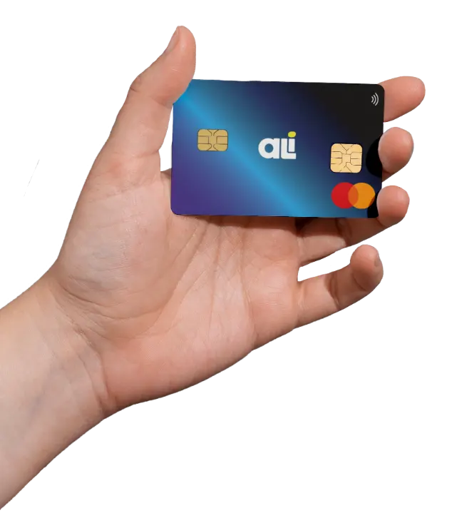 Imagen de una mano tomando una tarjeta de Ali